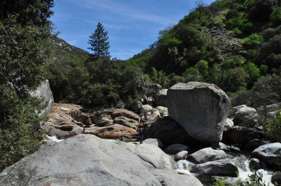 Explorando rio no Sequoia National Park,  na Califórnia - EUA